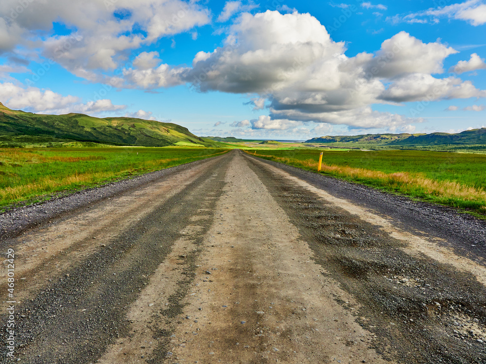 Islandia, paisajes verdes e iglesias