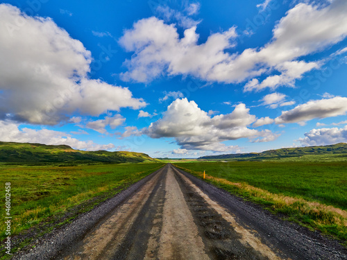 Islandia  paisajes verdes e iglesias