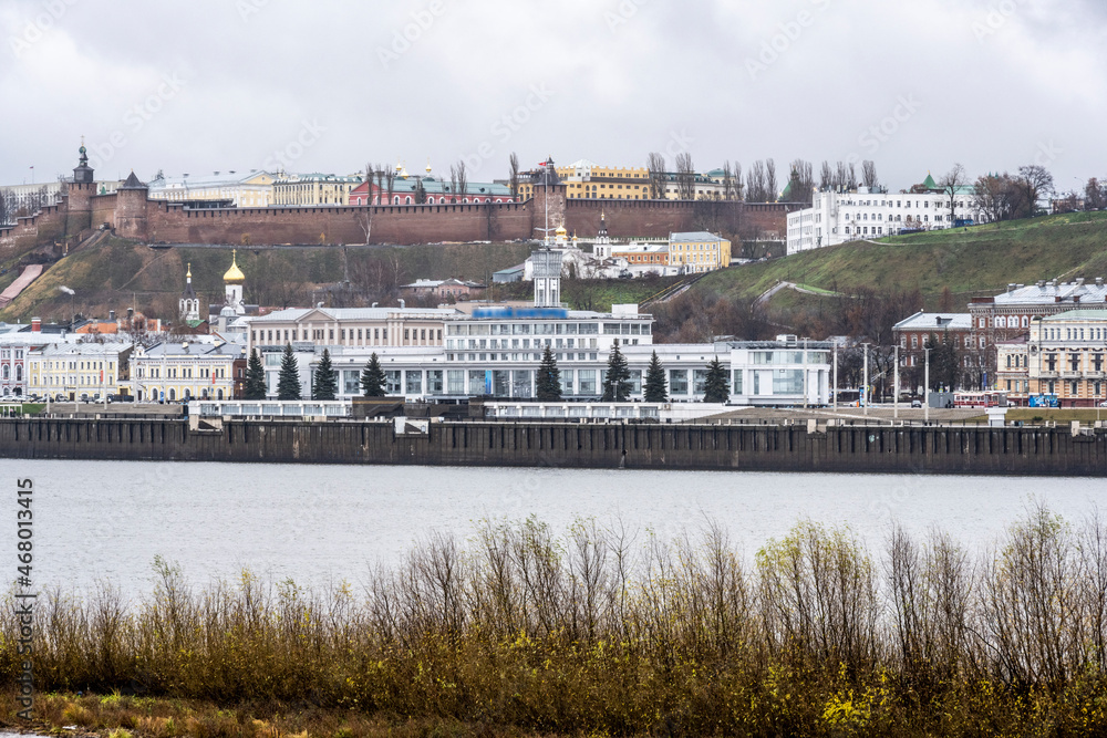 Fototapeta premium embankment of the Volga river in the city of Nizhny Novgorod on a cloudy autumn rainy day