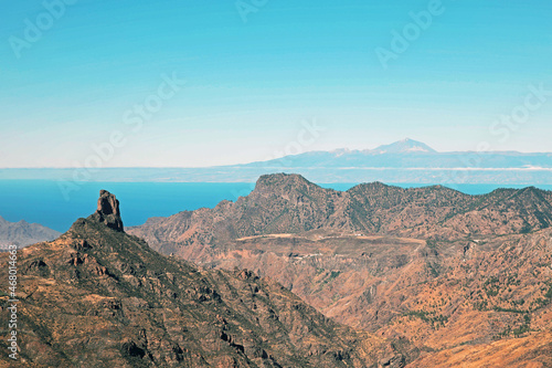 Blick auf den Roque Bentayga/Gran Canaria. Im Hintergrund der Teide/Teneriffa.