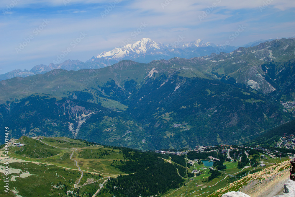 Fototapeta premium Montagne à Courchevel En France en été. Joli Paysage