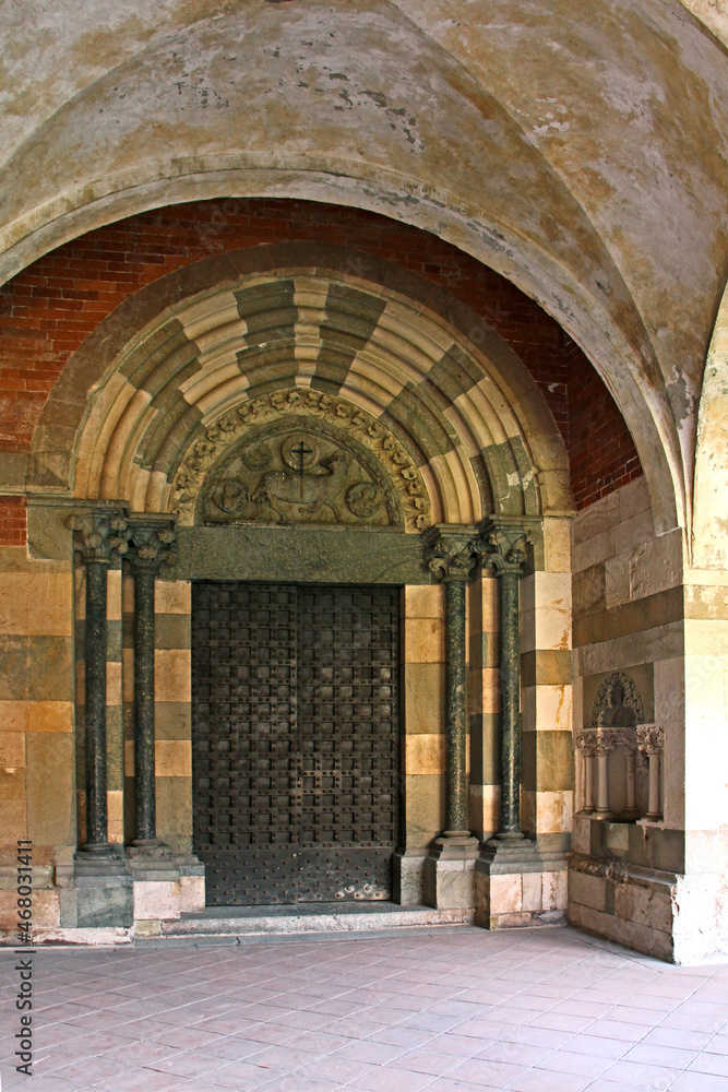 Basilica di Sant'Andrea  a Vercelli; il portale romanico verso il chiostro