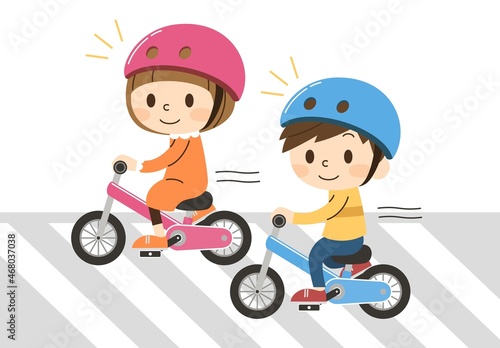 横断歩道で自転車に乗る2人の子供