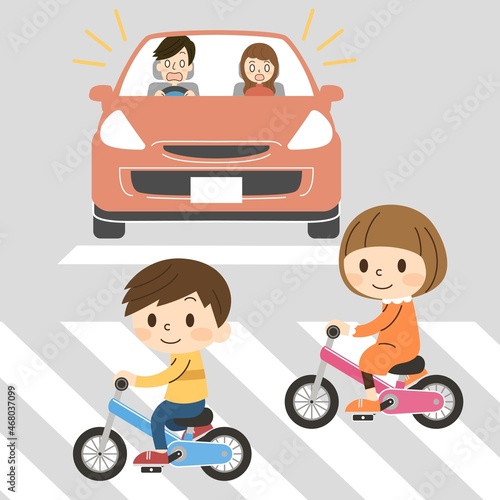 横断歩道を自転車で渡る2人の子供-危険