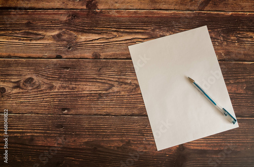 Hoja de papel en blanco lista para escribir algo con bolígrafo azul