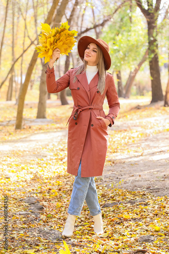 Fashionable young woman wit...