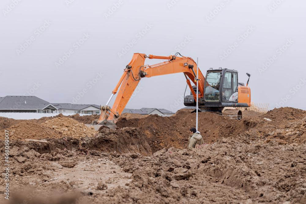 Hombres Latinos trabajando en excavación para construcción en Estados Unidos durante el invierno. Hombres Latinos trabajando en excavación para construcción en Estados Unidos durante el invierno.