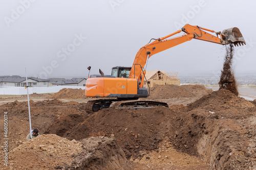 Wallpaper Mural Hombres Latinos trabajando en excavación para construcción en Estados Unidos durante el invierno. Torontodigital.ca