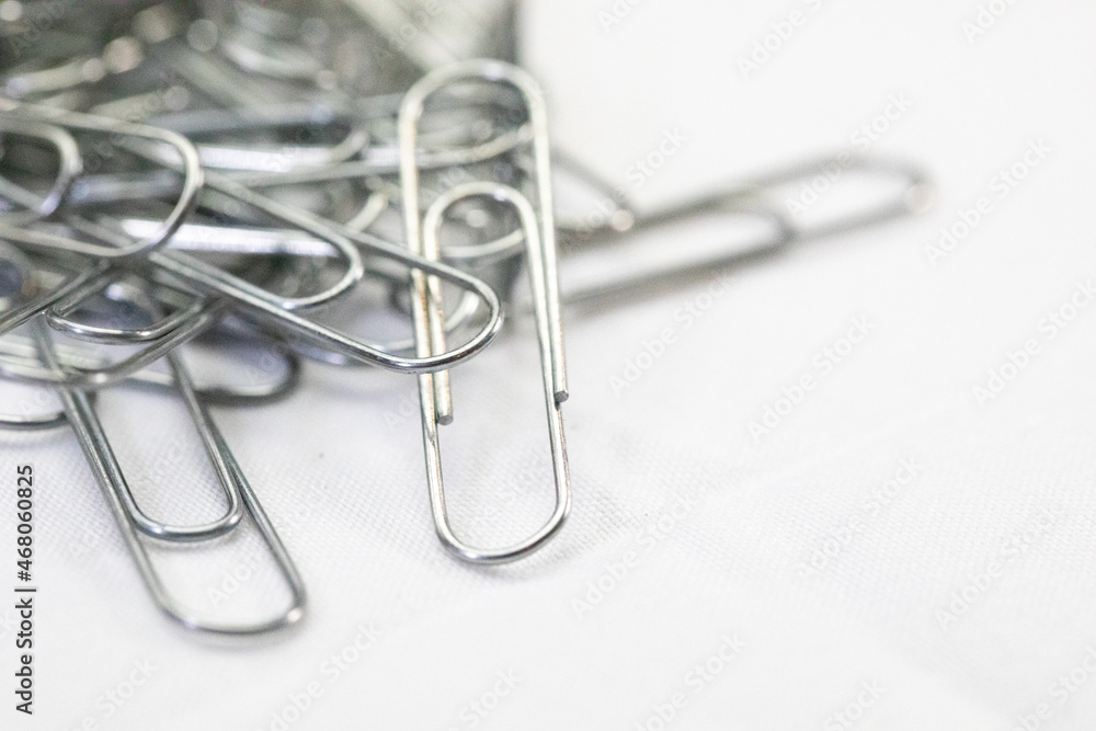 Silver metal paper clips to be use in offices and schools. Silver metal paper clips to be use in offices and schools.