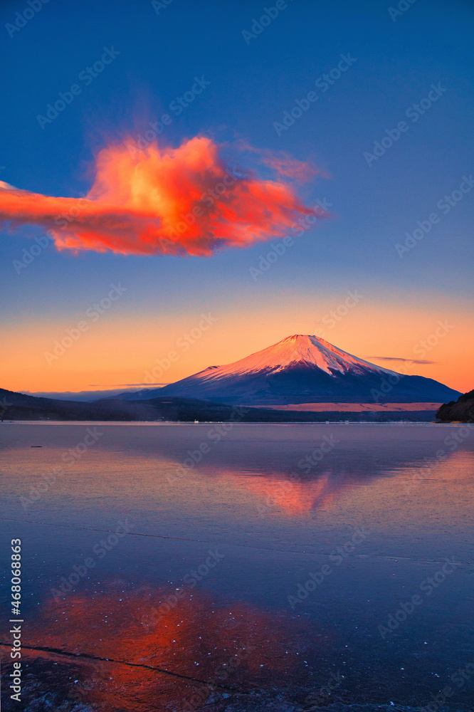 未明の山中湖と富士山