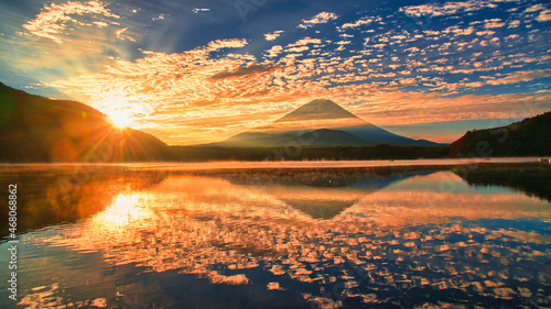 朝焼け雲と富士山の日の出