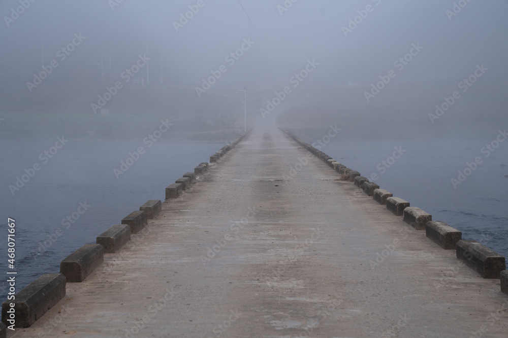 Obraz premium The view of the early autumn morning when the water fog rises