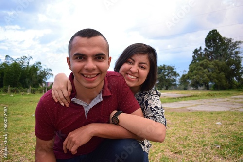 chicos besandose en medio del atardecer para un abrazo eterno