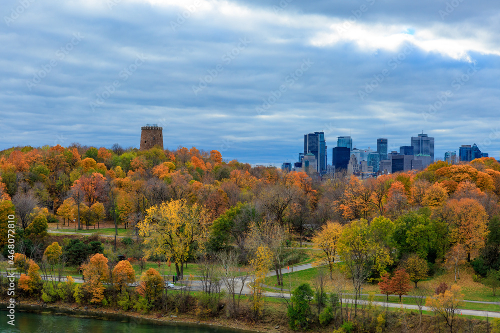 Île Saint-Hélène vue du pont Jacques-Cartier à l'automne. La ville de Montréal est visible à l'arrière plan. Île Saint-Hélène vue du pont Jacques-Cartier à l'automne. La ville de Montréal est visible à l'arrière plan.