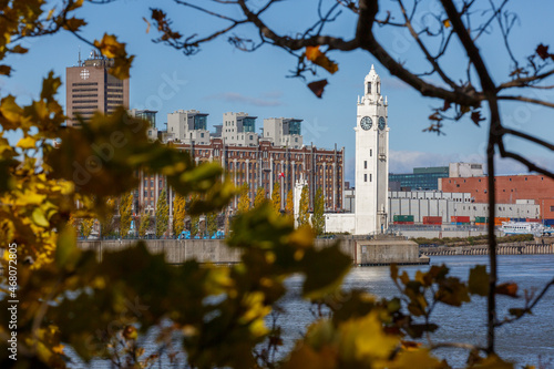 Tour de l'horloge du vieux-port de Montréal par une belle journée ensoleillé d'automne.