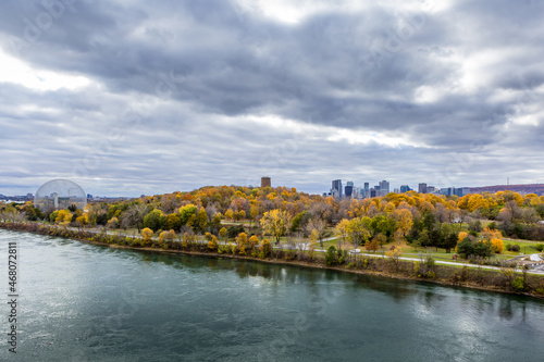 Île Saint-Hélène vue du pont Jacques-Cartier à l'automne. La ville de Montréal est visible à l'arrière plan.