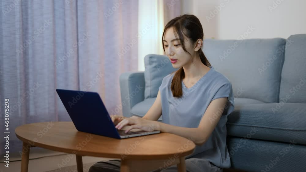 ノートパソコンを使う若い女性 ノートパソコンを使う若い女性