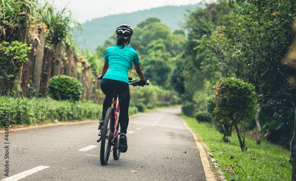 Naklejka premium Riding a bike on tropical park trail