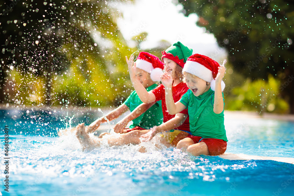 © famveldman - Christmas vacation on tropical island. Xmas kids.