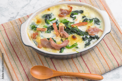 ハムとホウレン草のグラタン