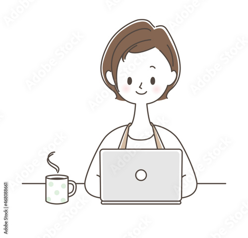 コーヒーを飲みながらパソコンをする女性
