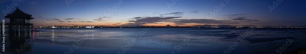 夜明け前の琵琶湖と浮見堂のパノラマ情景＠滋賀