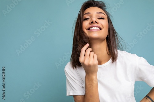 Photos Portrait photo of positive happy smiling young fascinating beautiful attractive