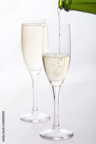 グラスに注がれるシャンパン　
グラスに注がれるスパークリングドリンク