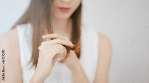 ヘアケアをする若い女性