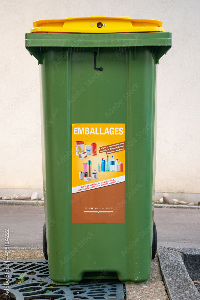 conteneur de collecte des déchets recyclables, emballages... conteneur de collecte des déchets recyclables, emballages...