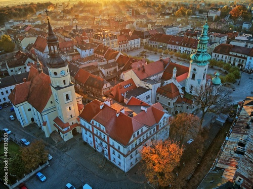 Obraz na płótnie sunrise over the park and the palace in Pszczyna on an autumn morning w salonie