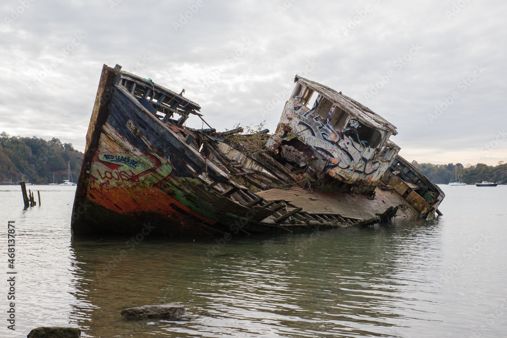 Carcasse d'un vieux bateau de pêche rouillé abandonné et échoué sur le rivage. épave dans un cimetière de bateaux. Carcasse d'un vieux bateau de pêche rouillé abandonné et échoué sur le rivage. épave dans un cimetière de bateaux.