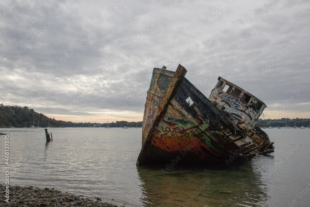 Carcasse d'un vieux bateau de pêche rouillé abandonné et échoué sur le rivage. épave dans un cimetière de bateaux.