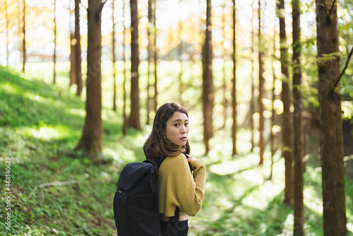 森の中で光を浴びる女性