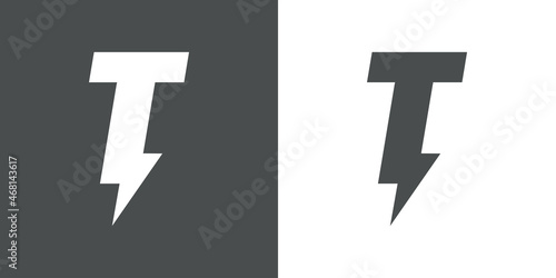 Símbolo energía eléctrica. Logotipo con letra inicial T con forma de relampago en fondo gris y fondo blanco