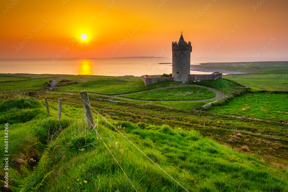 Doonagore castle at the Atlantic Ocean in Doolin, Co. Clare, Ireland - obrazy, fototapety, plakaty 