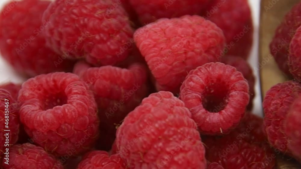 framboises fraîches dans une cuillère en bois isolées sur un fond blanc framboises fraîches dans une cuillère en bois isolées sur un fond blanc