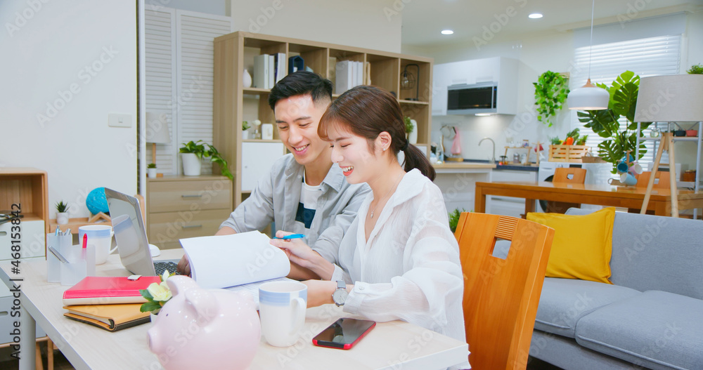 Obraz premium couple discuss finances at home