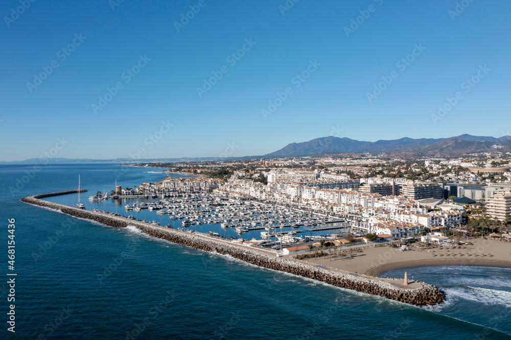 vista de aérea de puerto Banús en un día azul, Marbella