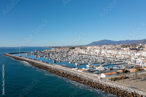 vista de aérea de puerto Banús en un día azul, Marbella 