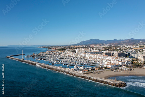 vista de aérea de puerto Banús en un día azul, Marbella