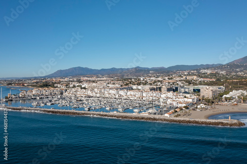 Fototapeta Naklejka Na Ścianę i Meble -  vista de aérea de puerto Banús en un día azul, Marbella