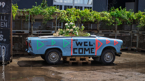Φωτογραφία Trabant as welcome door sign in Berlin.