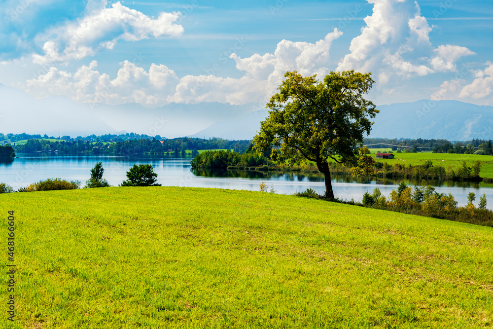 Obraz premium Blick von Norden über den Riegsee in Oberbayern