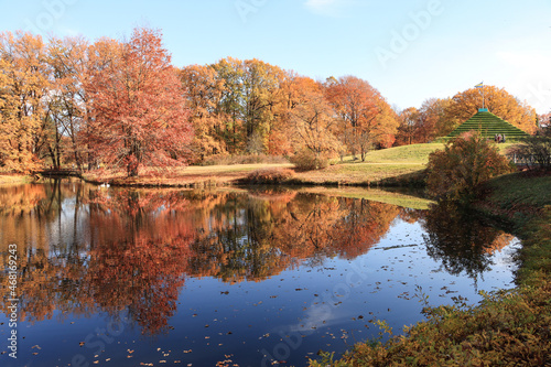 Goldener Herbst im Park Branitz in Cottbus; Pyramidensee mit Landpyramide