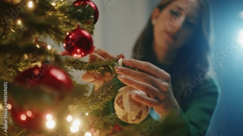 Ragazza italiana appende palline per albero di Natale photo