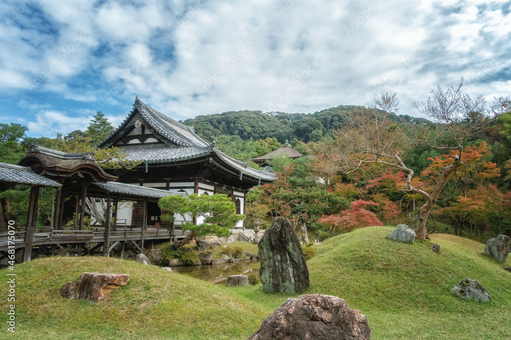 秋の京都、高台寺の庭園と開山堂、観月台が見える風景