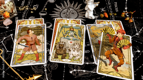 Personnages prenant vie en sortant d'un jeu de carte de tarot divination