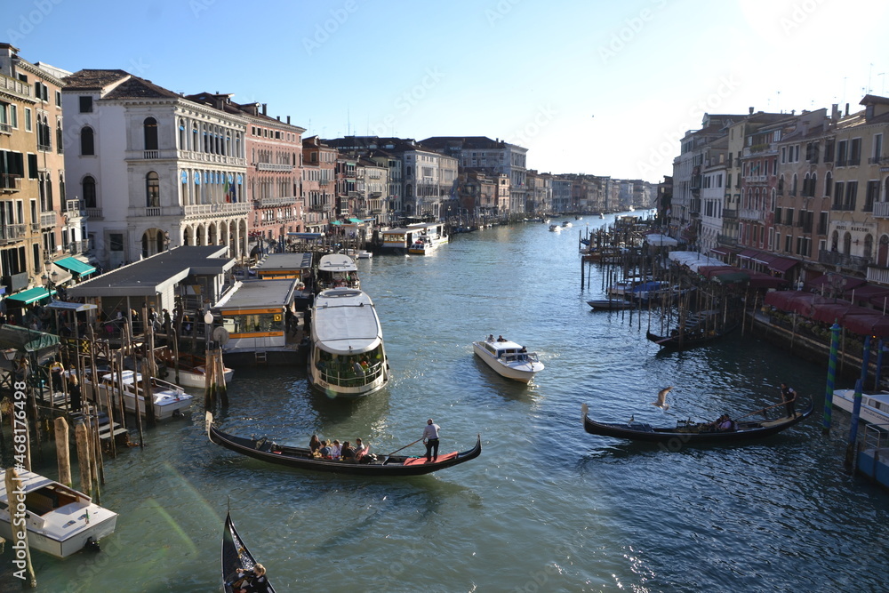 canal em Veneza, Italia, com céu azul