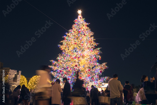 Outdoor Christmas tree and blurred people at Yebisu Garden Place in Tokyo　大きなクリスマスツリーと人々 東京・恵比寿ガーデンプレイス